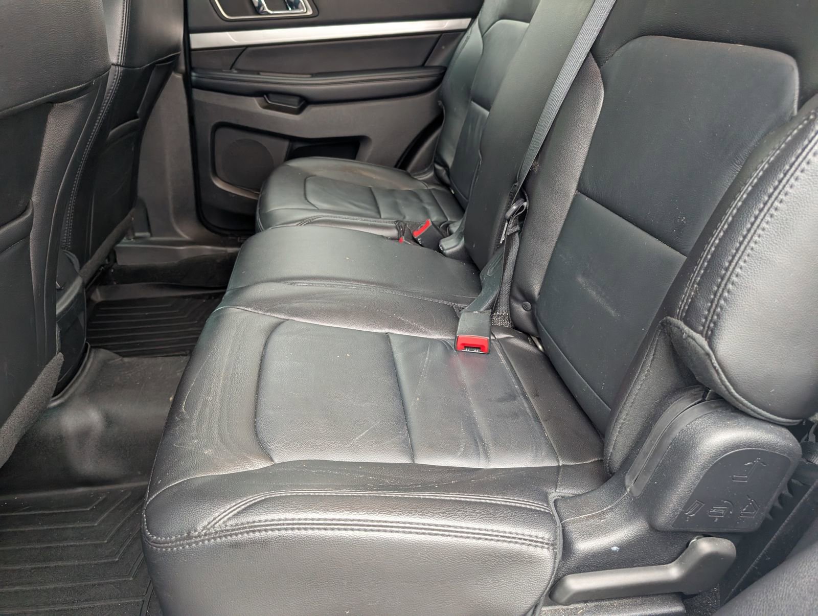 Used 2017 Ford Explorer XLT w/ Equipment Group 202A image 8