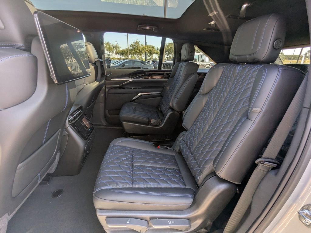 New 2025 Cadillac Escalade IQ Sport 1 w/ LPO, ONYX Package image 21