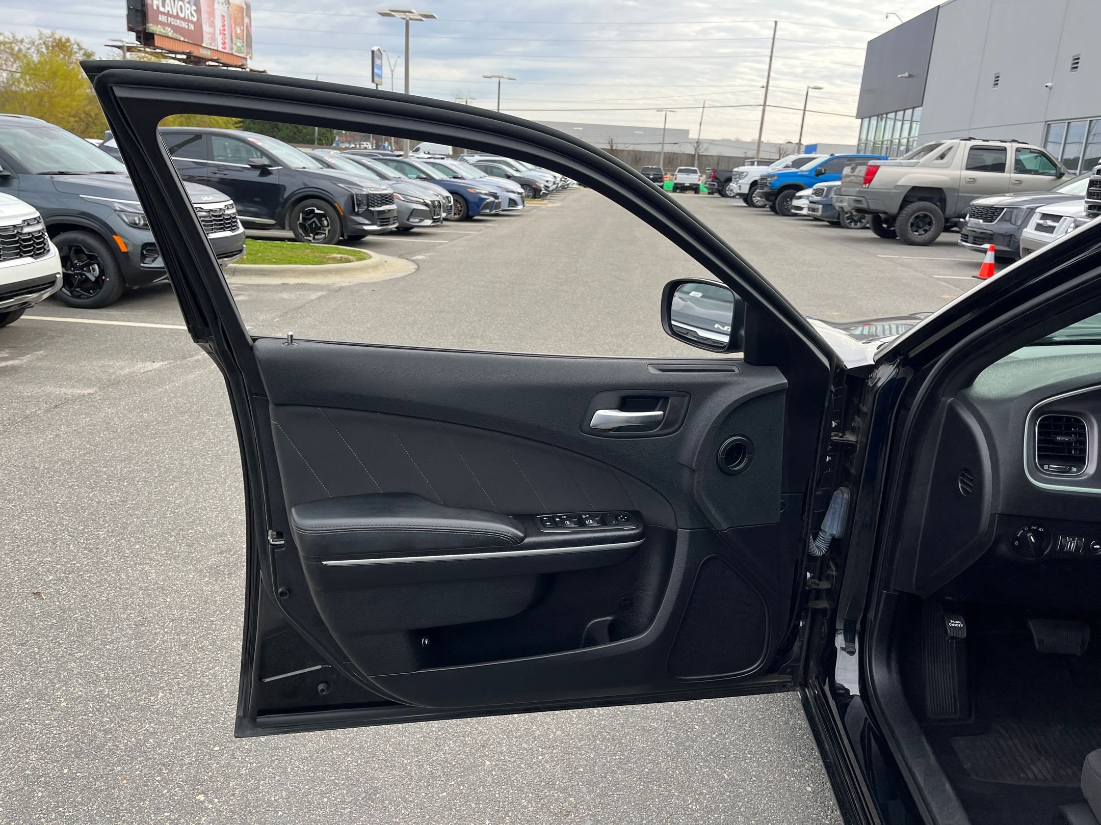 Used 2019 Dodge Charger SXT image 24