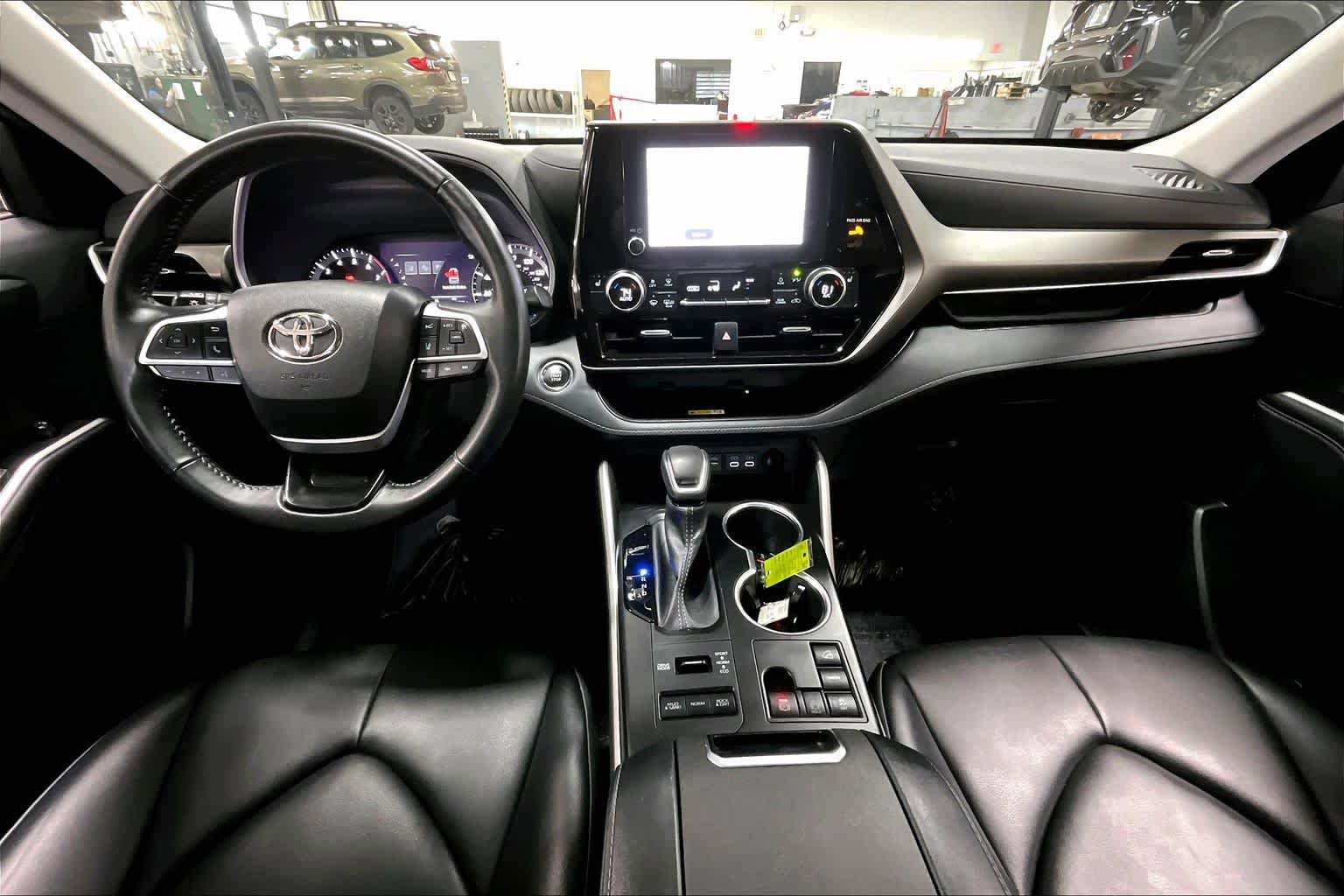 Used 2023 Toyota Highlander XLE AWD/4WD image 16