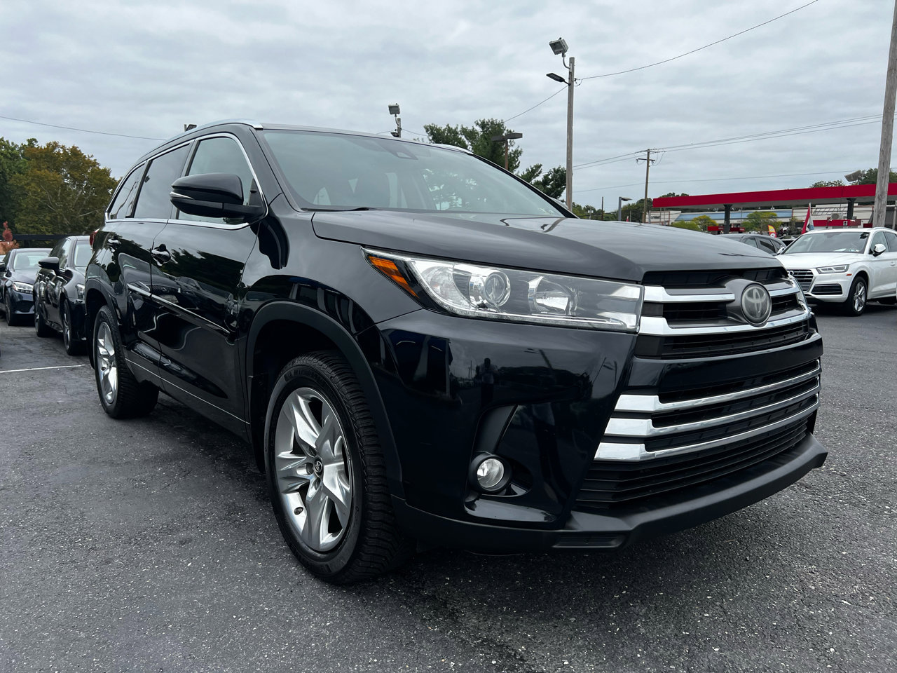 Used 2017 Toyota Highlander Limited image 3