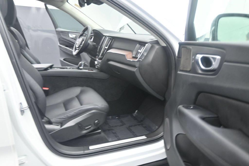 Certified 2024 Volvo XC60 B5 Plus AWD/4WD image 16