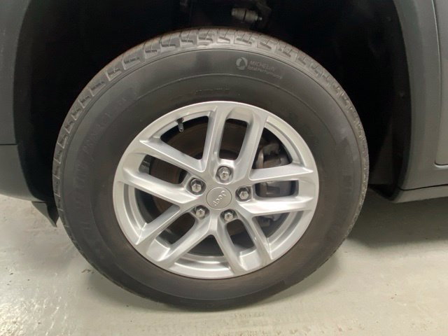 Used 2023 Jeep Grand Cherokee L Laredo w/ Luxury Tech Group I AWD/4WD image 5