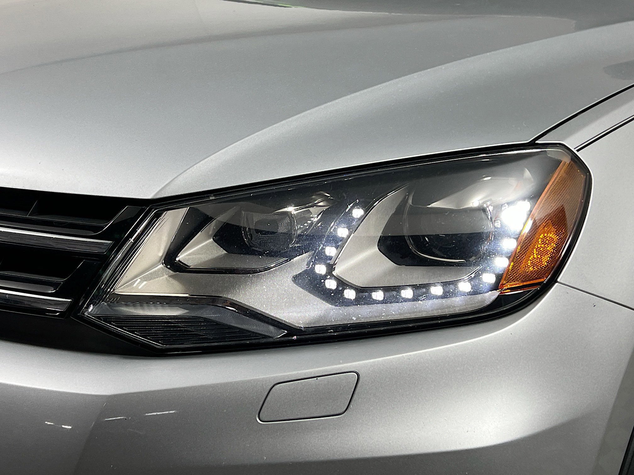 Used 2014 Volkswagen Touareg Sport image 12