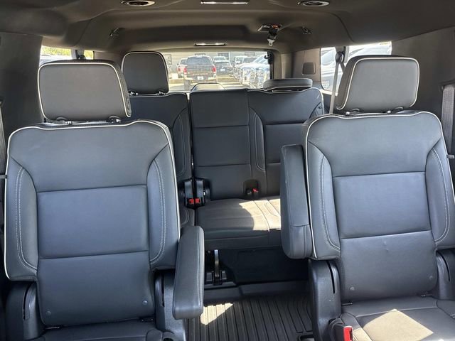 Used 2024 GMC Yukon XL SLT w/ SLT Luxury Package image 12