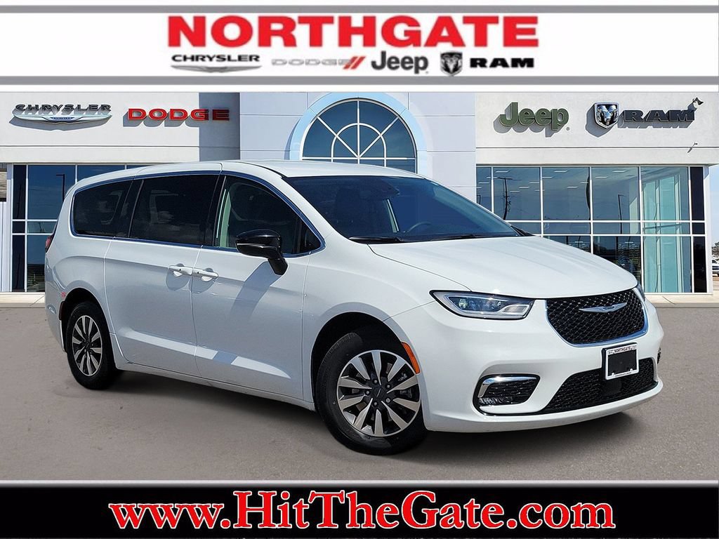Used 2024 Chrysler Pacifica Limited FWD image 1