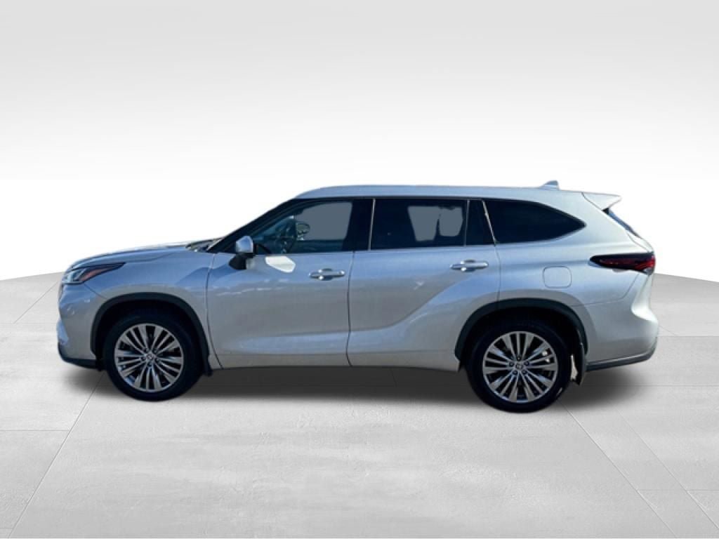 Used 2024 Toyota Highlander Platinum AWD/4WD image 2