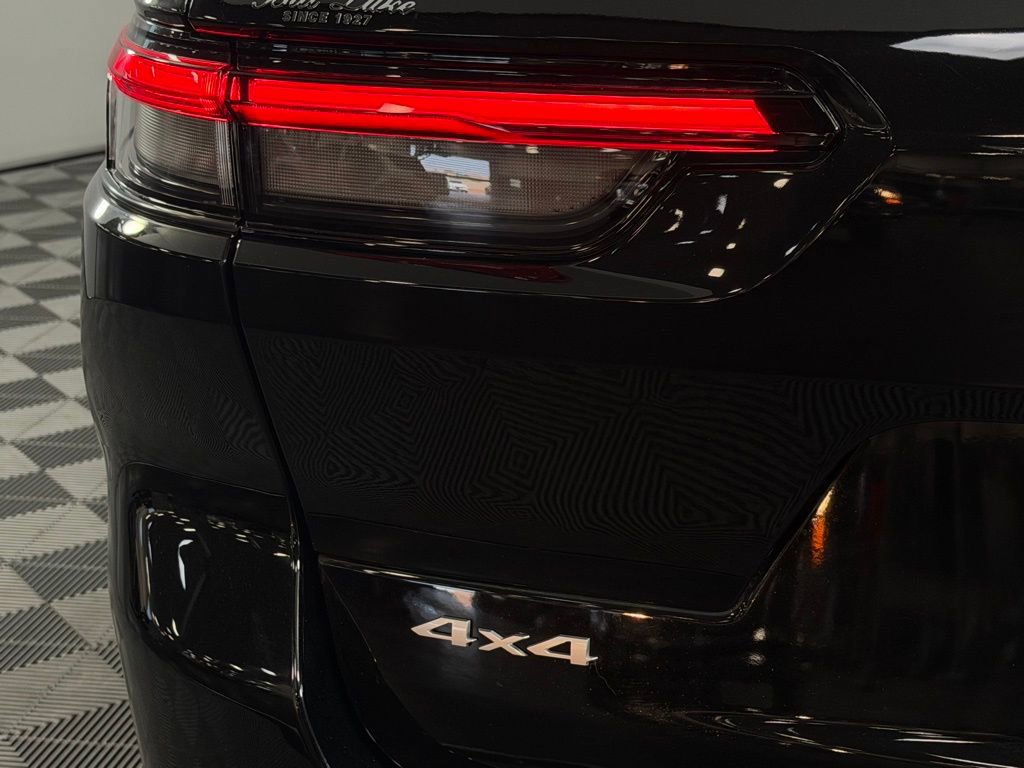 Used 2025 Jeep Grand Cherokee L Overland w/ Trailer Tow Package AWD/4WD image 12