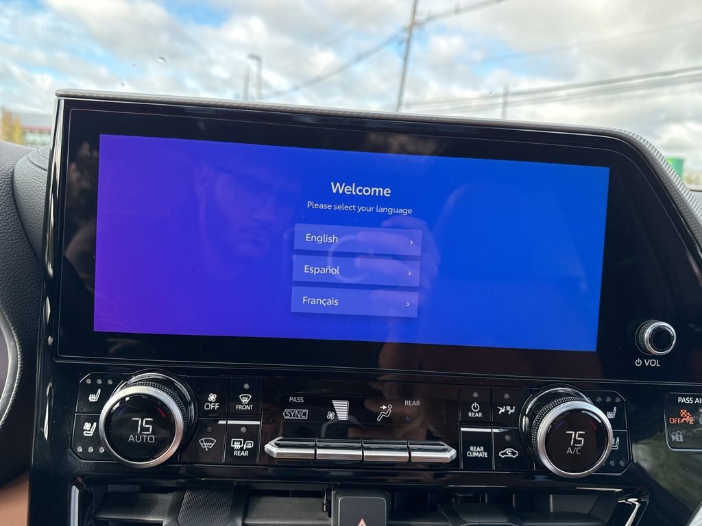 New 2025 Toyota Highlander Platinum image 18