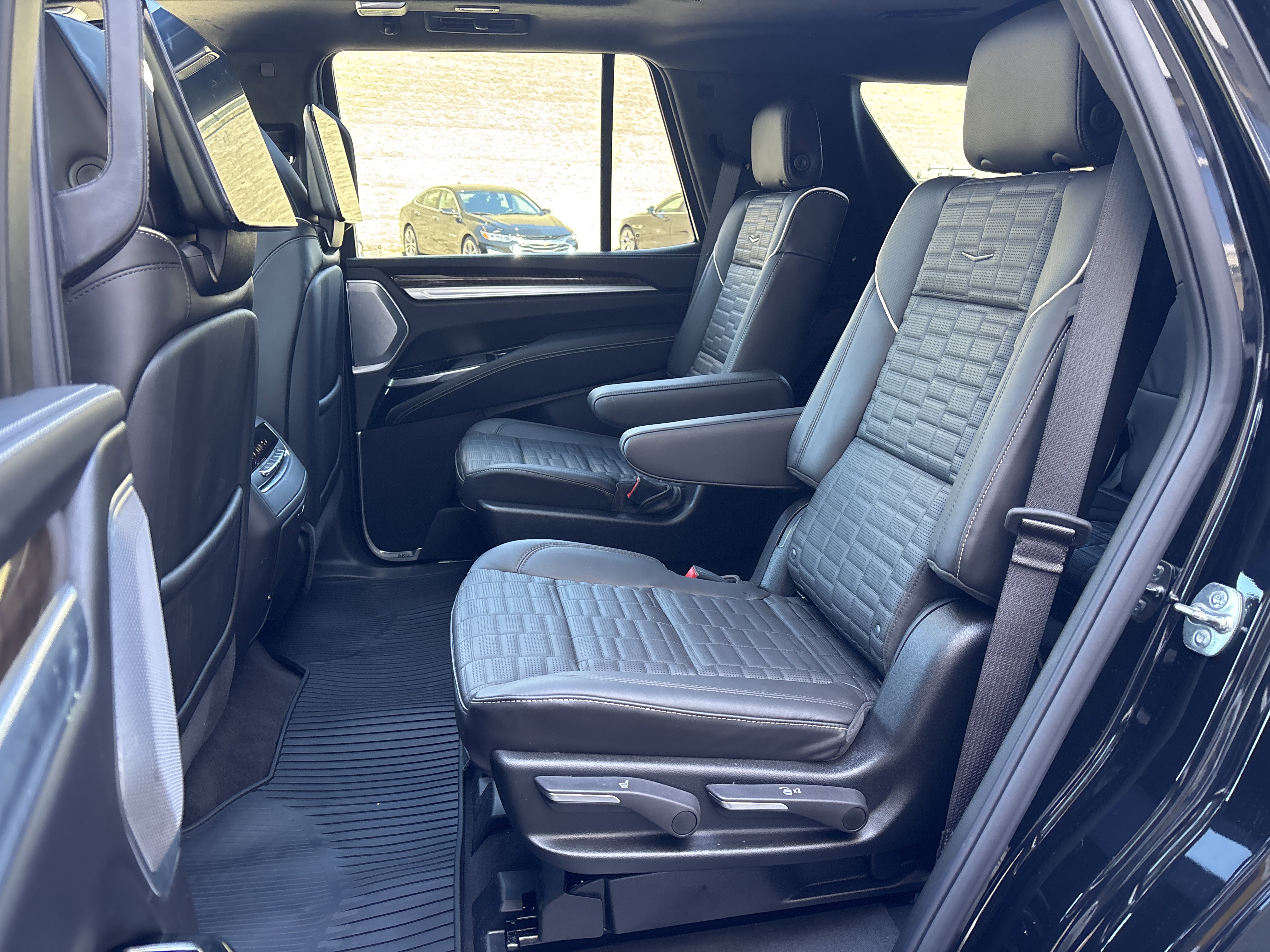 Used 2026 Cadillac Escalade Platinum Sport w/ LPO, ONYX Package image 32