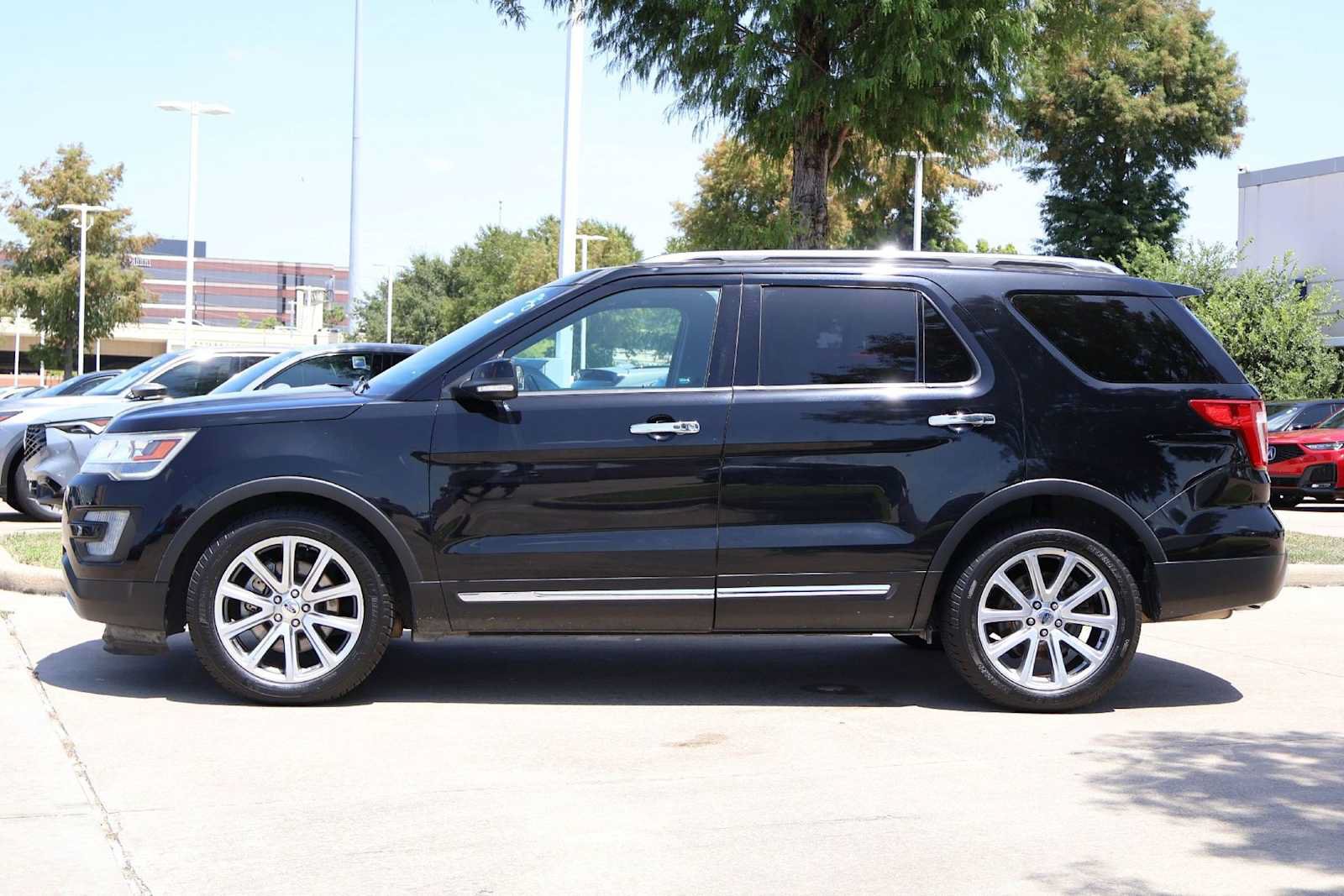 Used 2017 Ford Explorer Limited FWD image 3