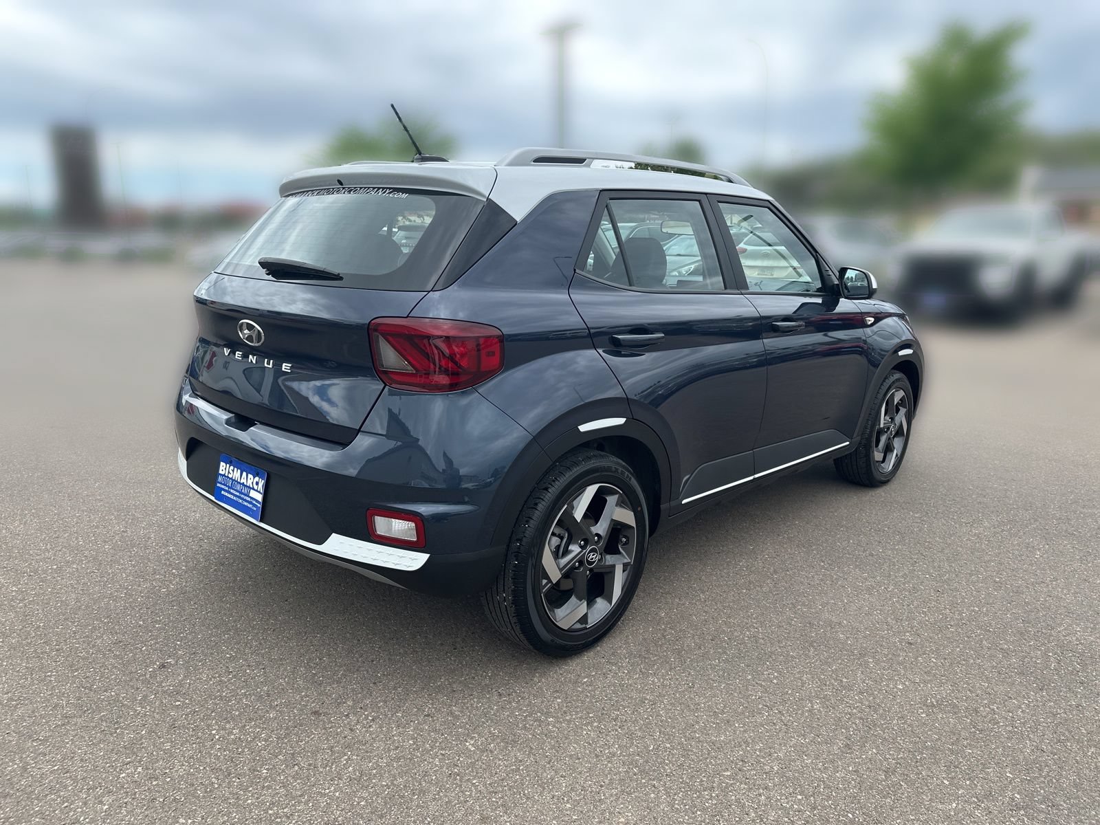 Used 2025 Hyundai Venue Limited FWD image 3