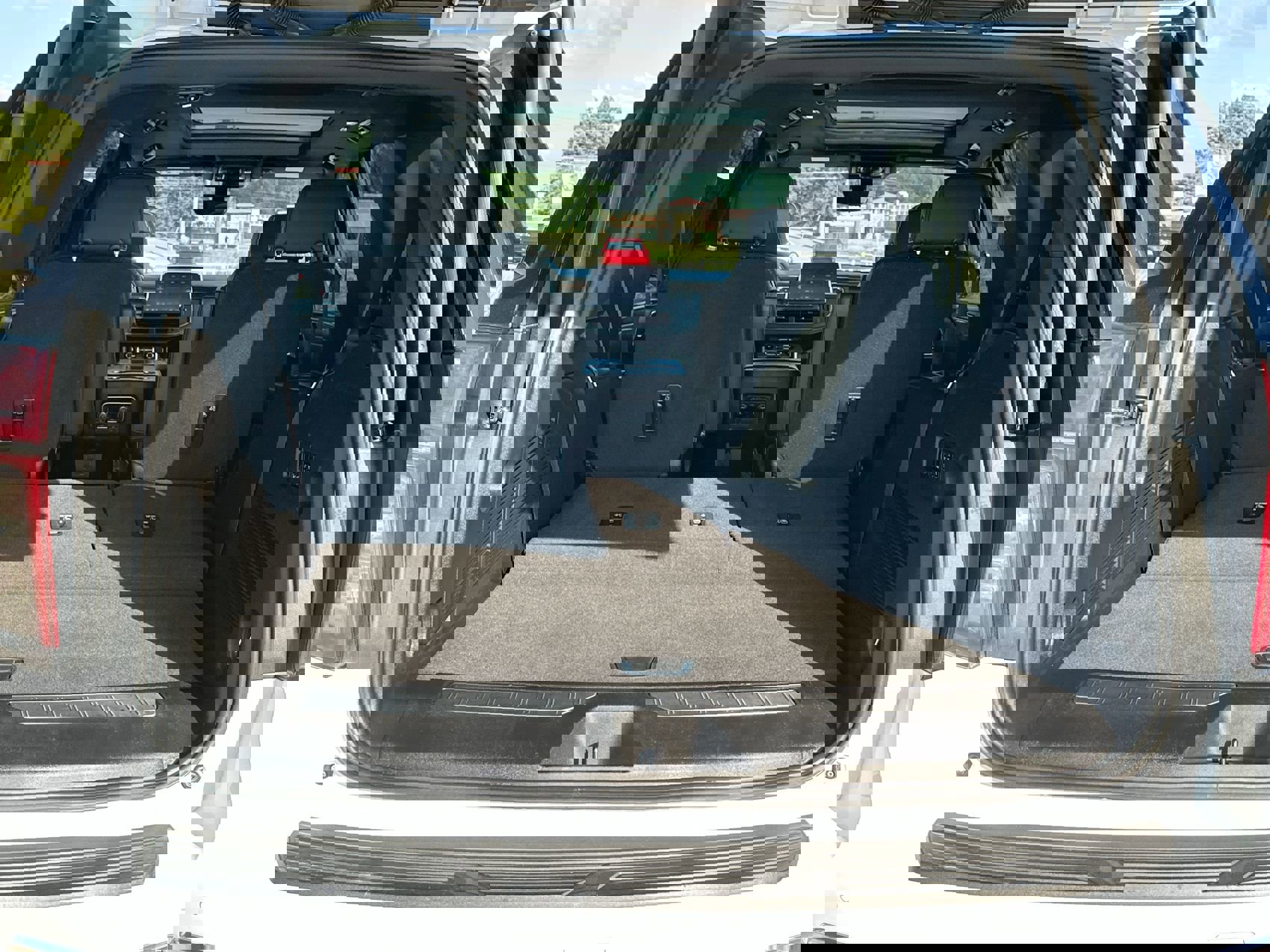 Used 2021 Chevrolet Tahoe Premier w/ Premium Package image 25