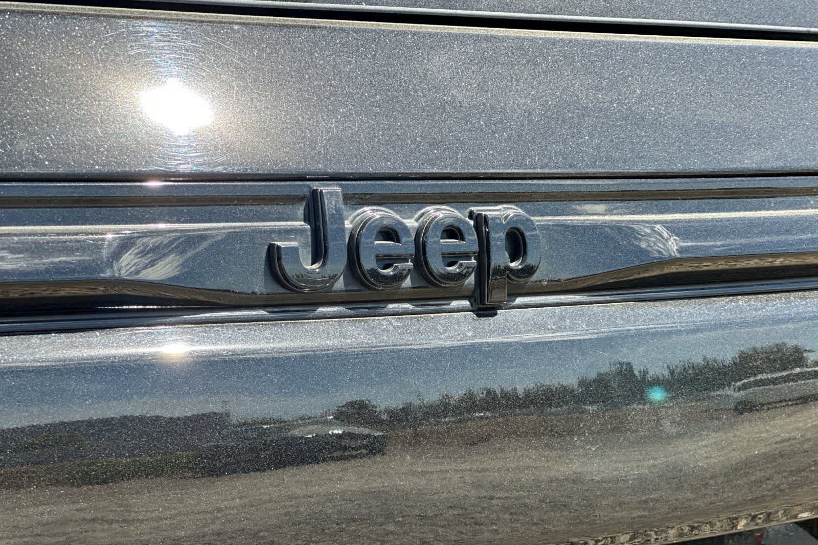Used 2024 Jeep Grand Cherokee Altitude RWD image 17
