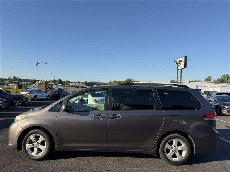 Used 2014 Toyota Sienna LE FWD image 2