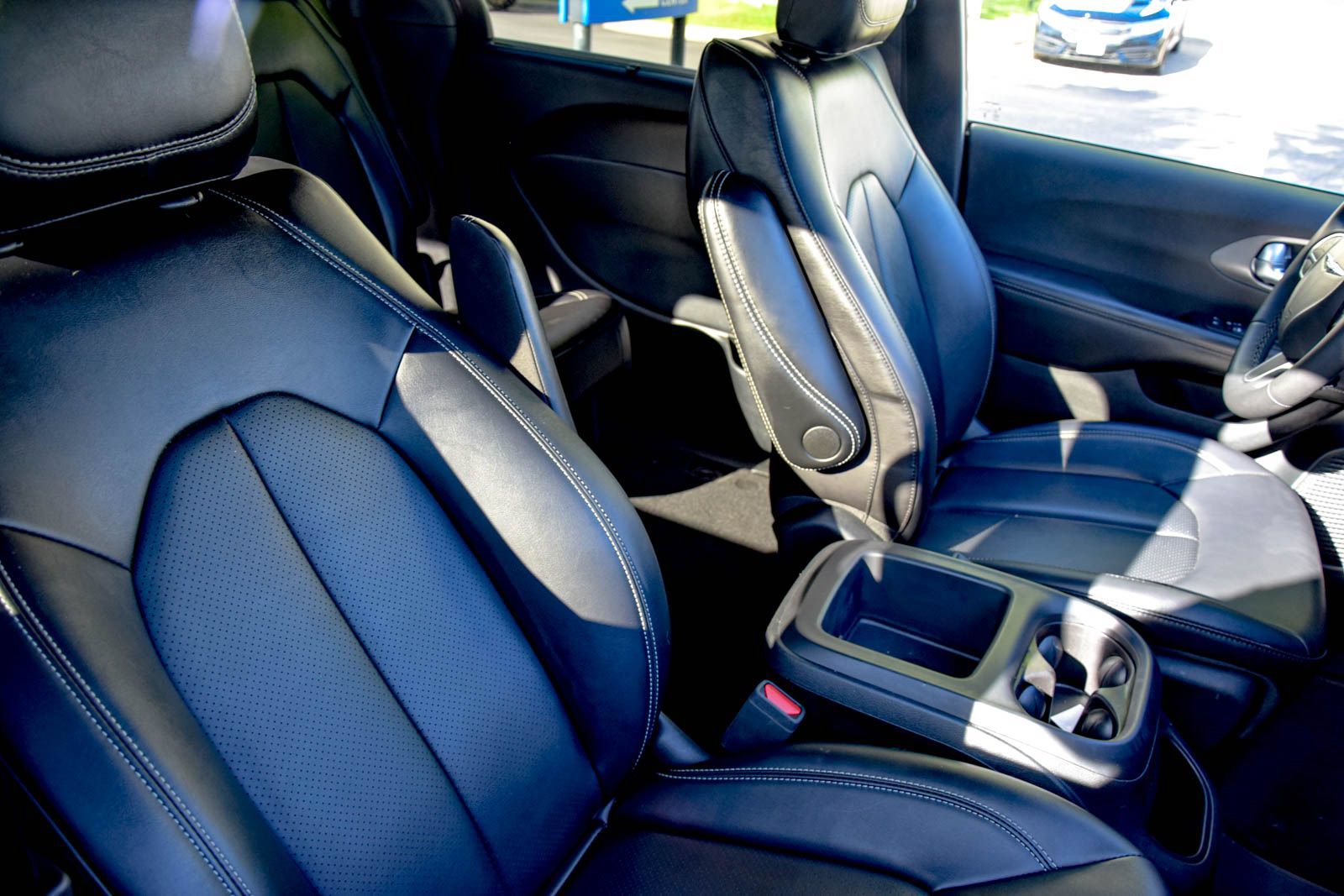 Used 2025 Chrysler Pacifica Select FWD image 9