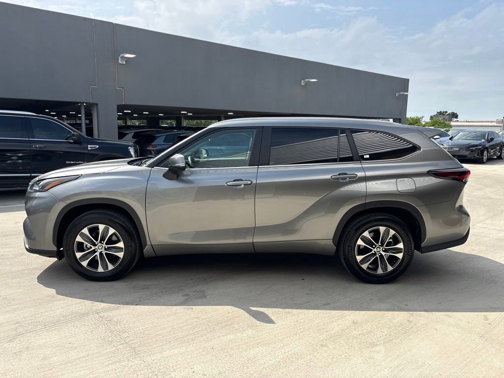 Used 2025 Toyota Highlander XLE FWD image 9