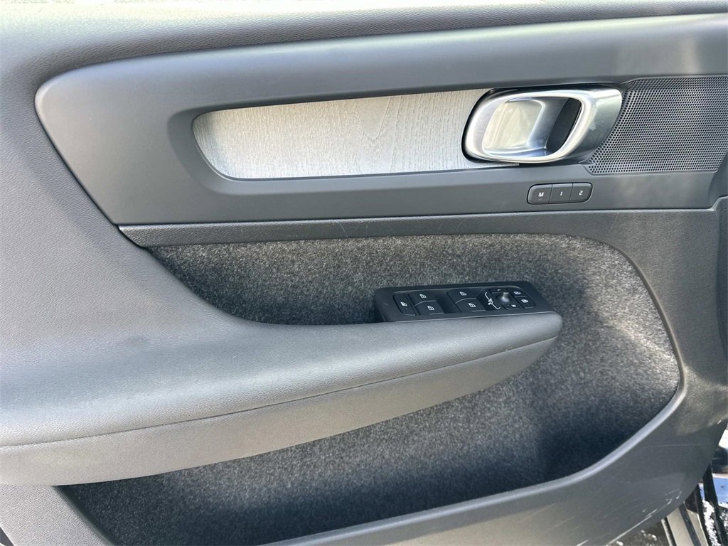 Used 2025 Volvo XC40 B5 Core image 16