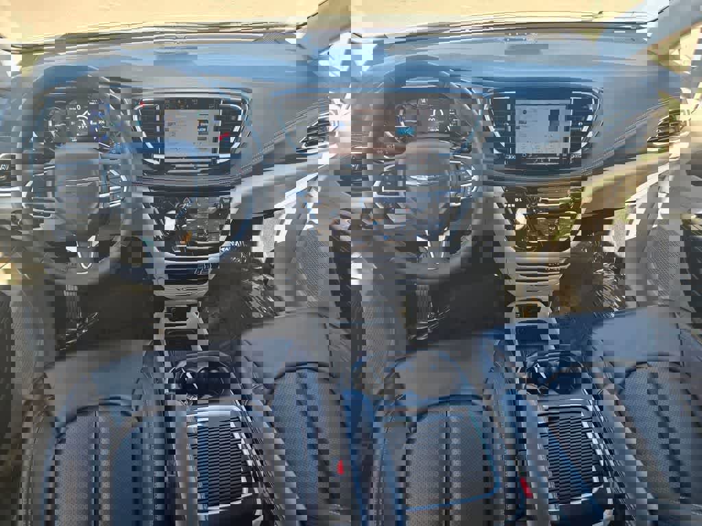 Used 2023 Chrysler Pacifica Touring-L image 9