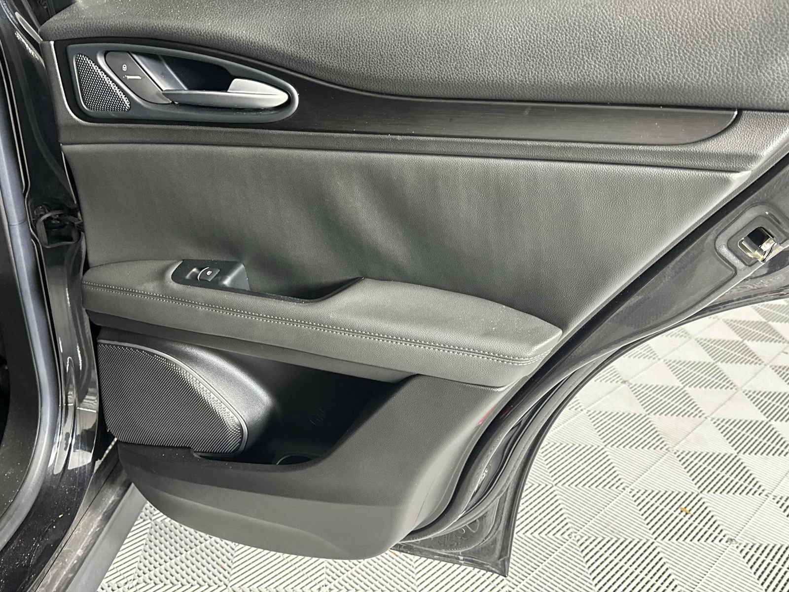Used 2019 Alfa Romeo Stelvio AWD image 32