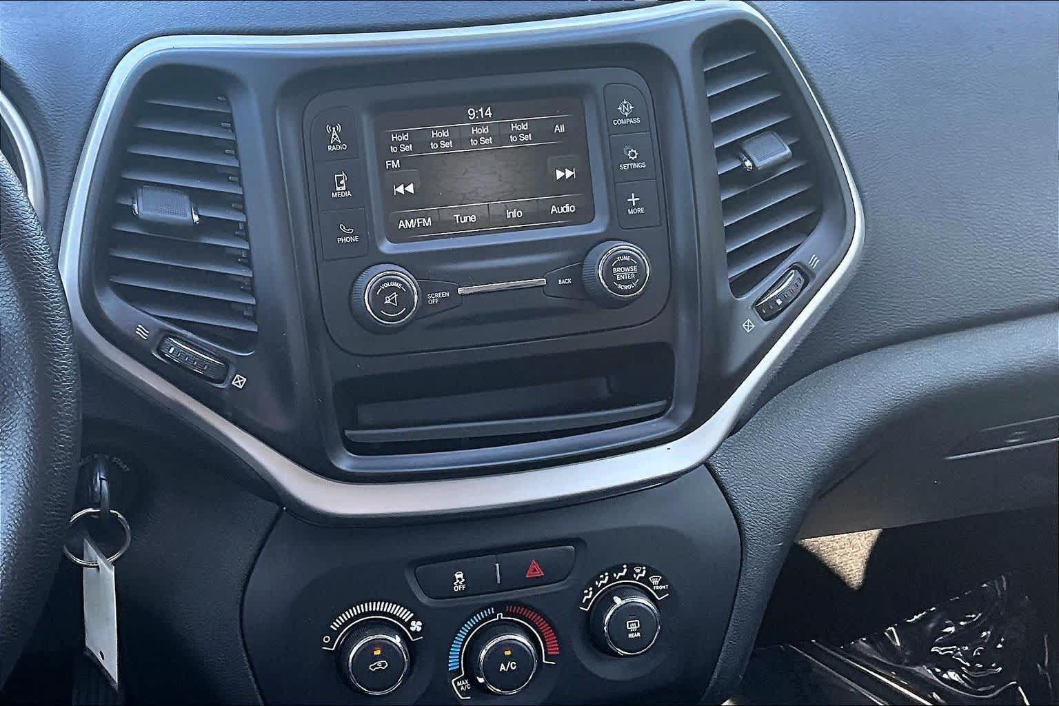 Used 2015 Jeep Cherokee Sport w/ Sport Appearance Group FWD image 7