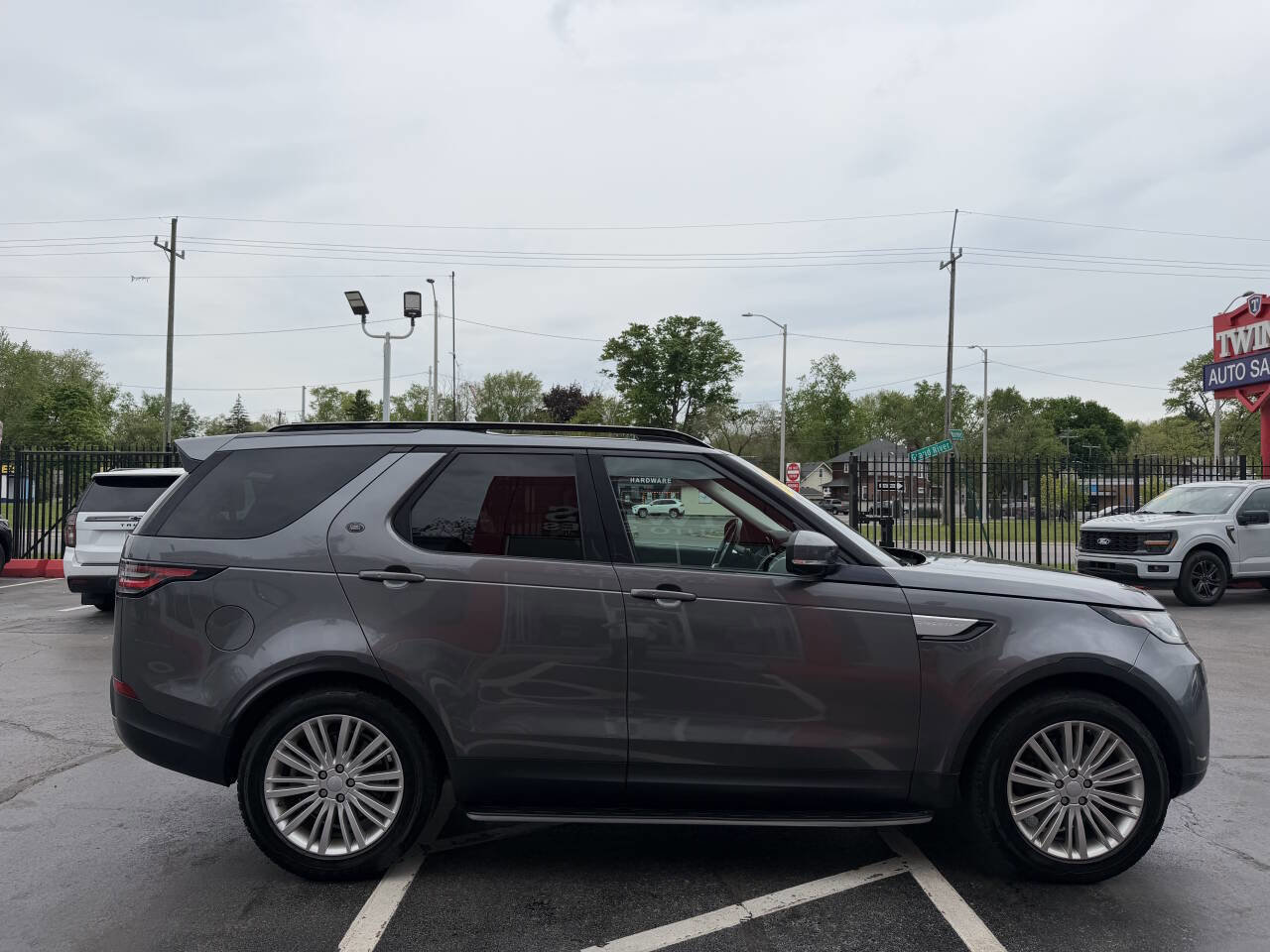 Used 2017 Land Rover Discovery HSE AWD/4WD image 4