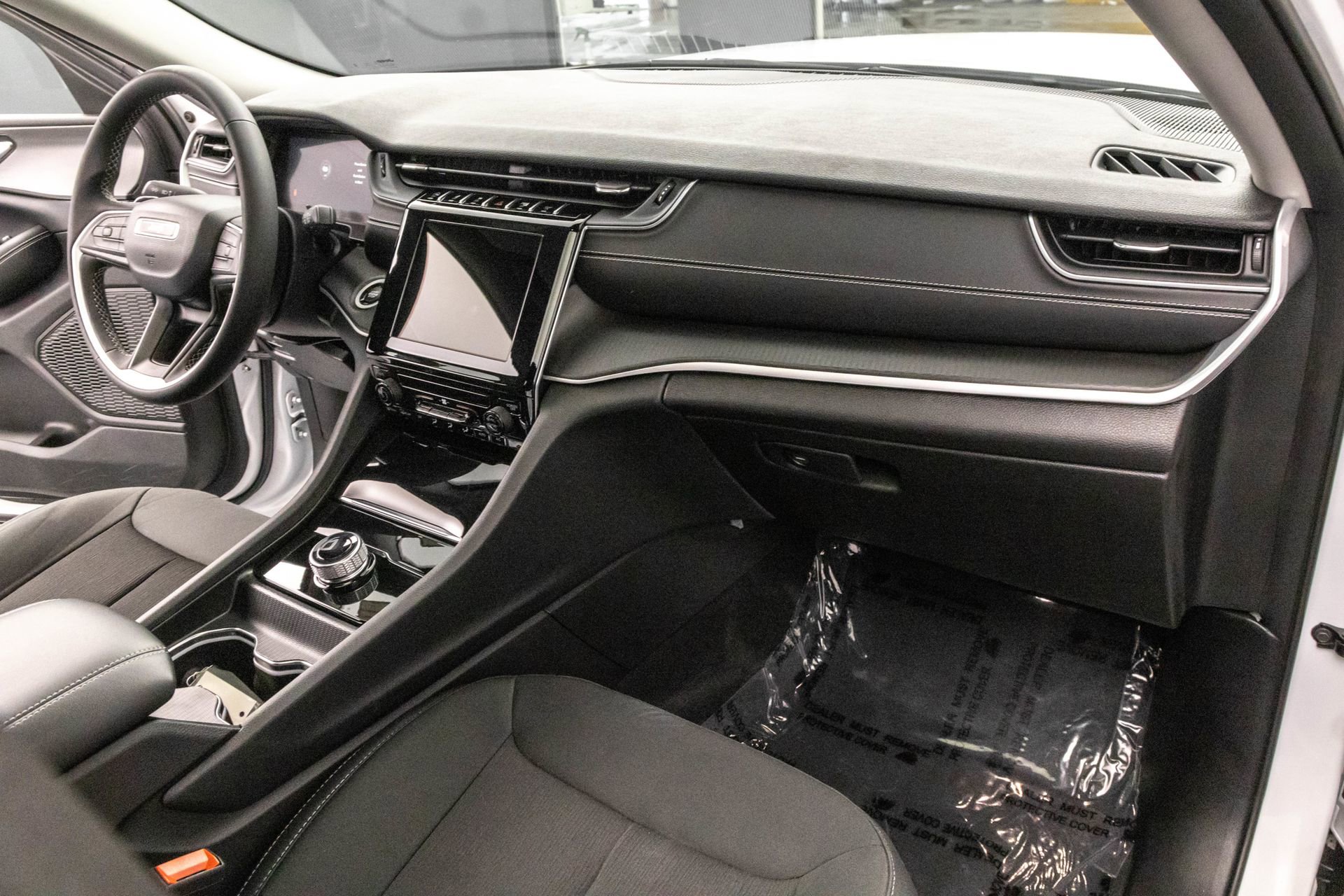 Used 2023 Jeep Grand Cherokee Laredo X image 38