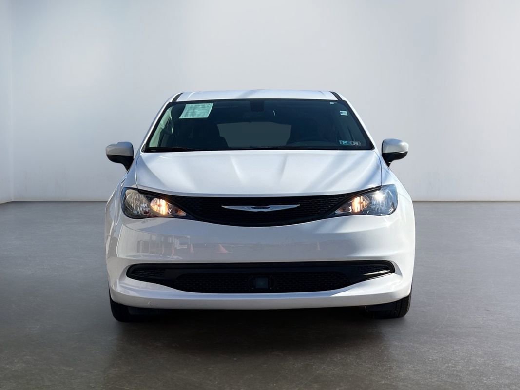 Used 2022 Chrysler Voyager LX image 3