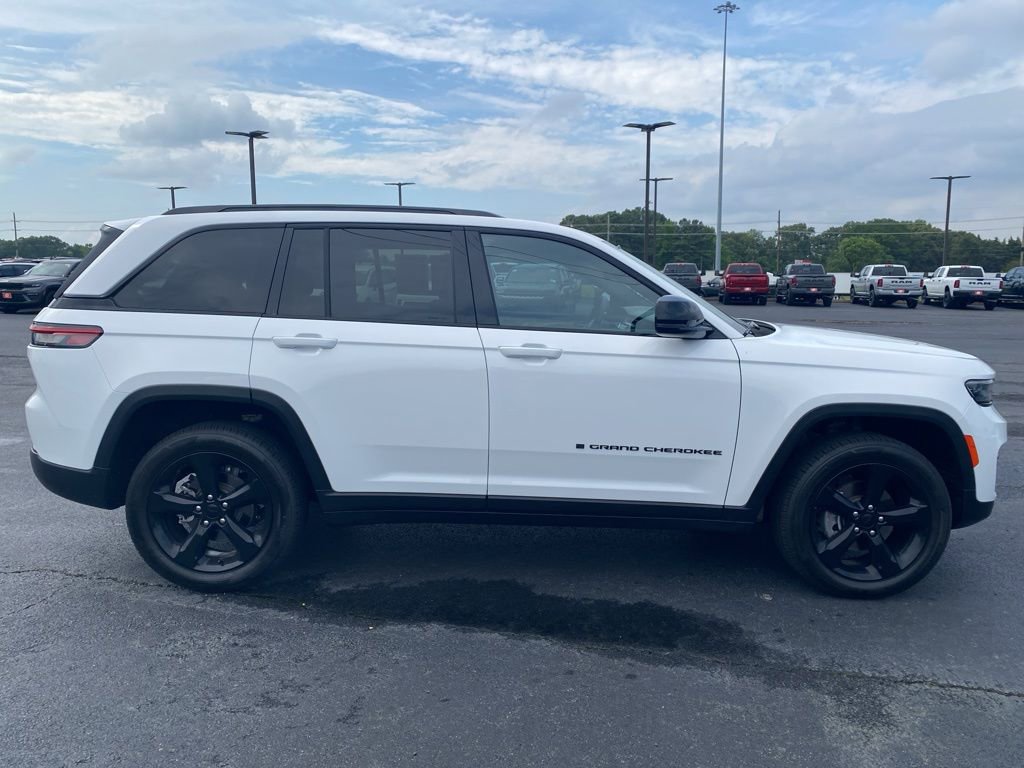 Used 2023 Jeep Grand Cherokee Altitude AWD/4WD image 8