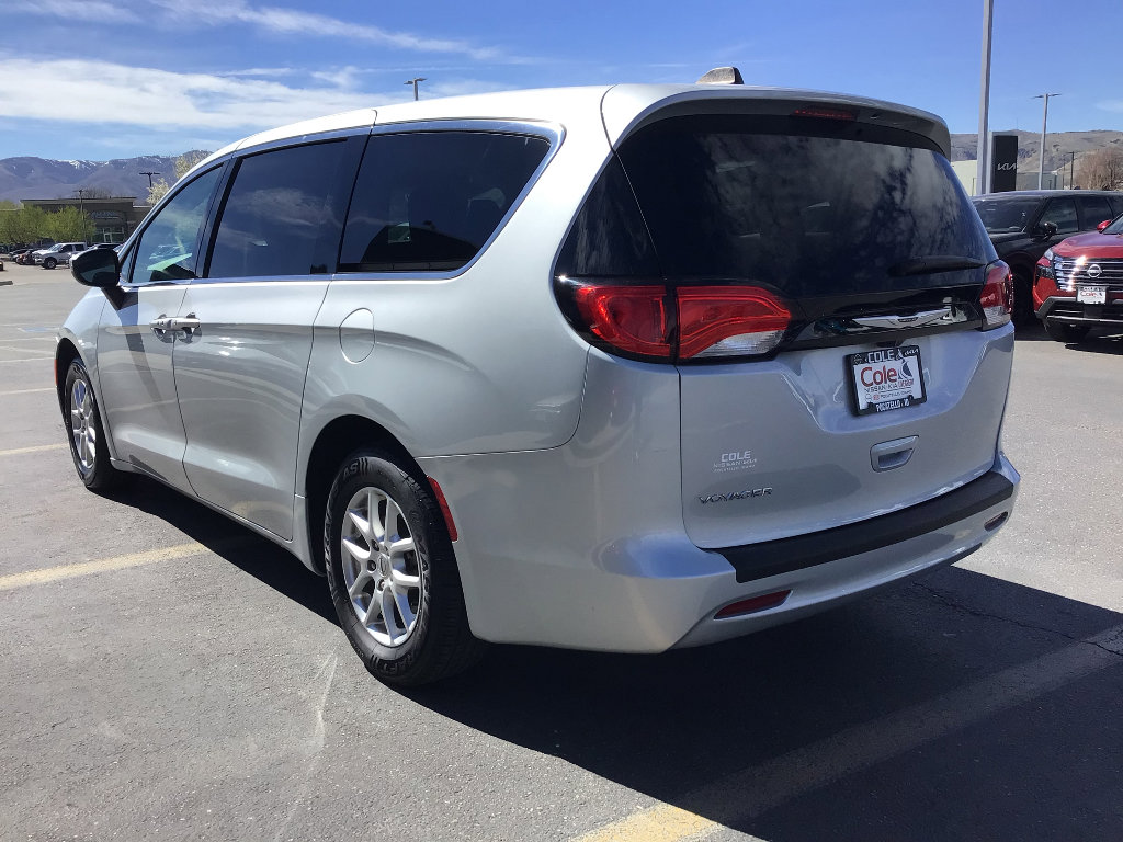Used 2023 Chrysler Voyager LX image 3