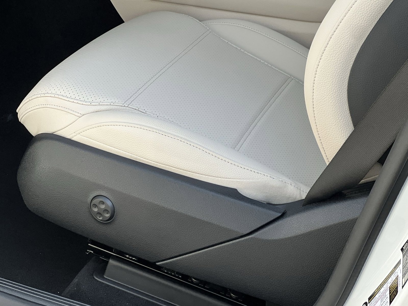 Certified 2025 Mercedes-Benz GLC 300 4MATIC image 12