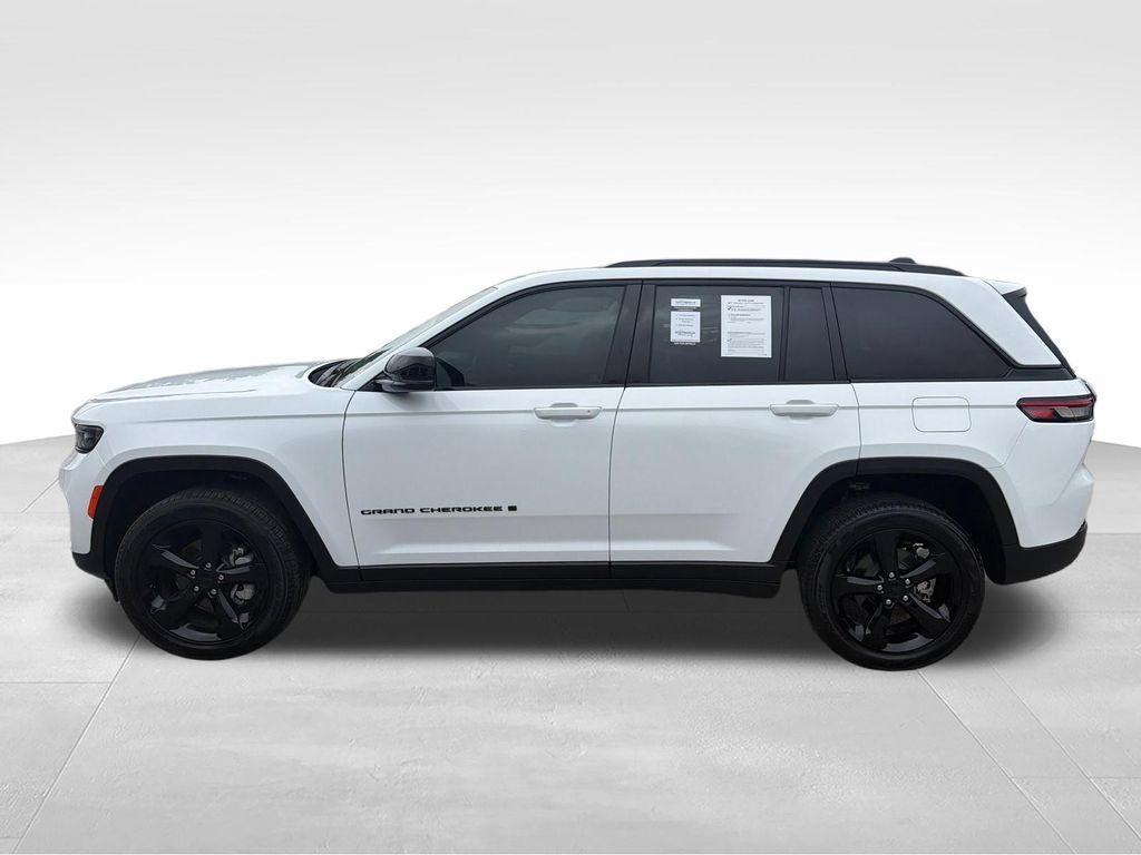 Used 2025 Jeep Grand Cherokee Limited w/ Black Appearance Package AWD/4WD image 2