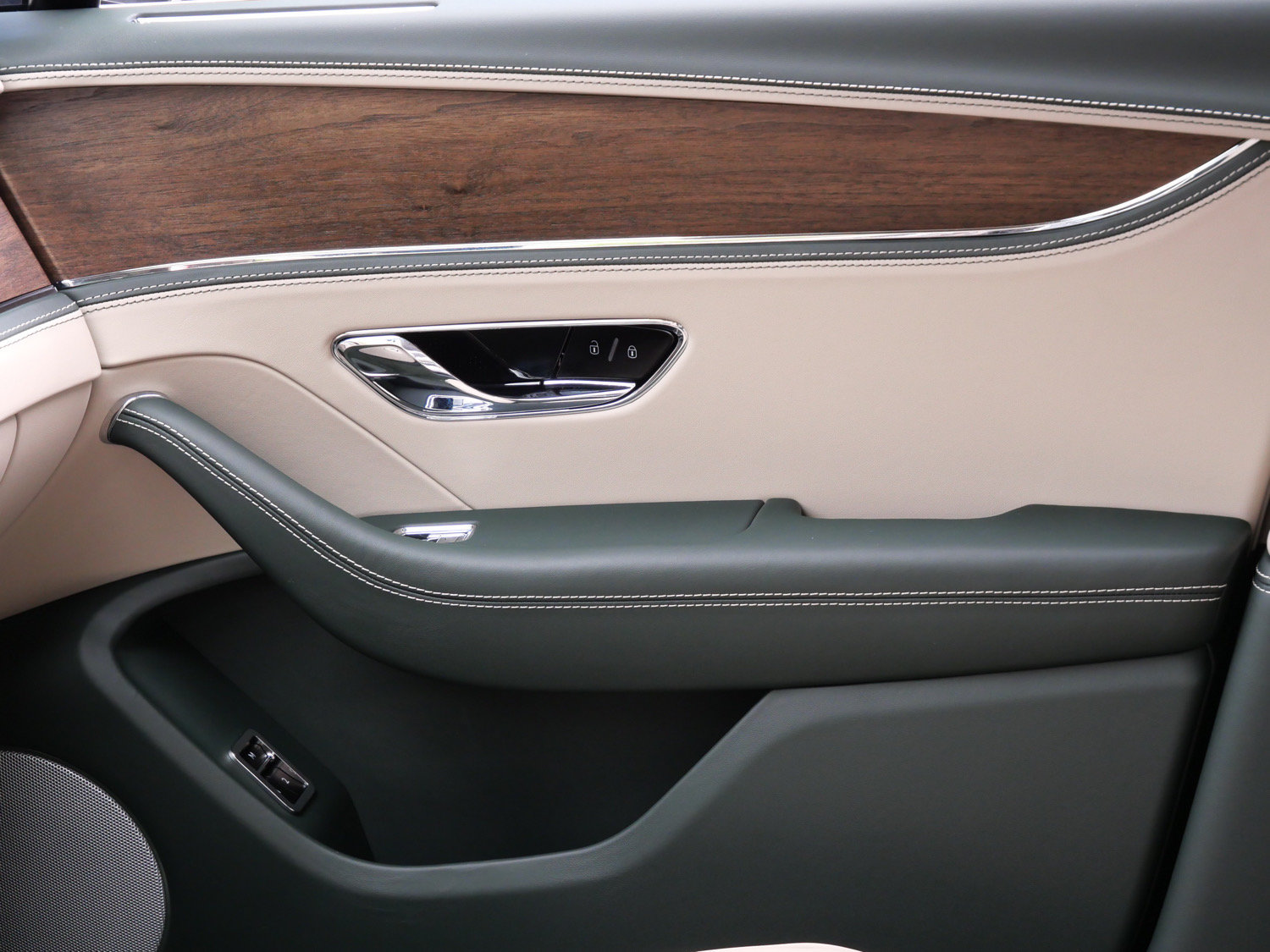 New 2026 Bentley Flying Spur V8 AWD/4WD image 15