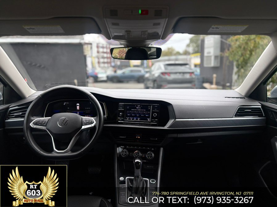 Used 2024 Volkswagen Jetta SE FWD image 12