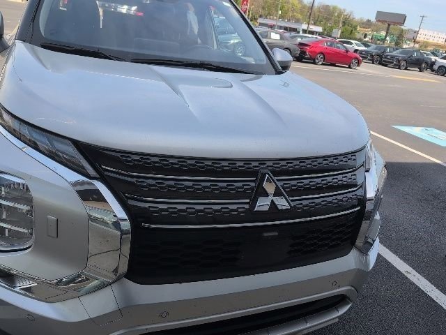 Used 2024 Mitsubishi Outlander SE image 2