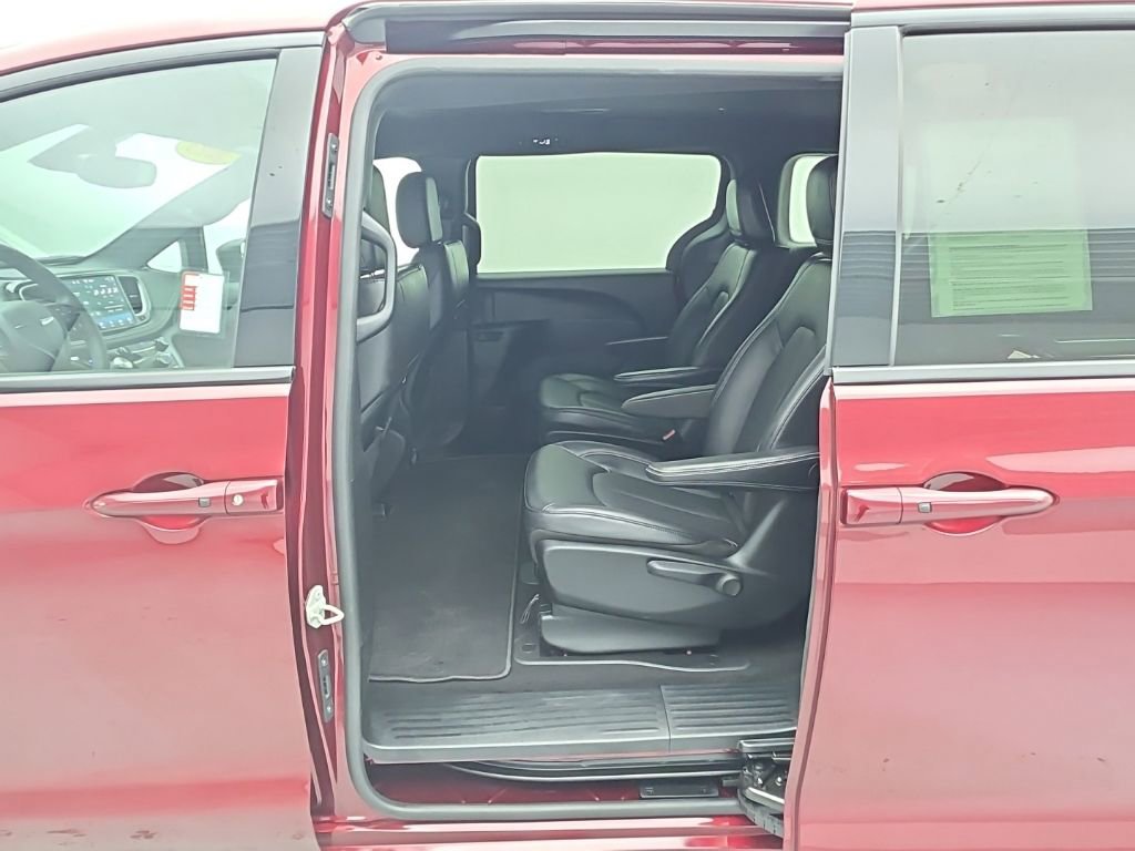 Used 2023 Chrysler Pacifica Touring-L w/ S Appearance Package image 41