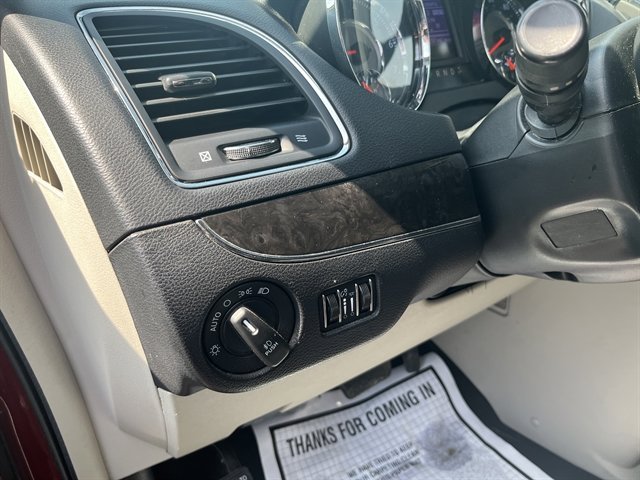 Used 2014 Chrysler Town & Country Touring FWD image 19