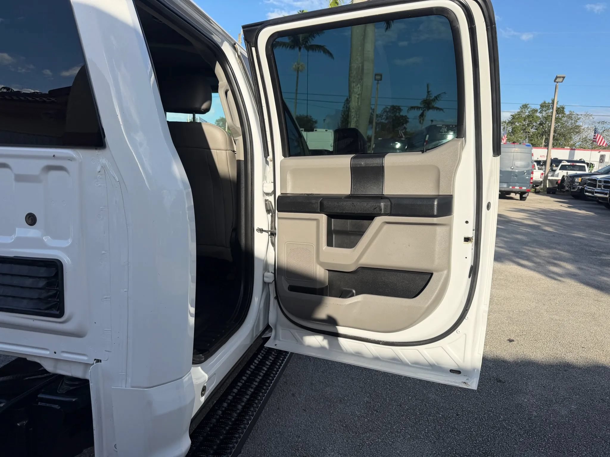 Used 2018 Ford F550 4x4 Crew Cab image 17
