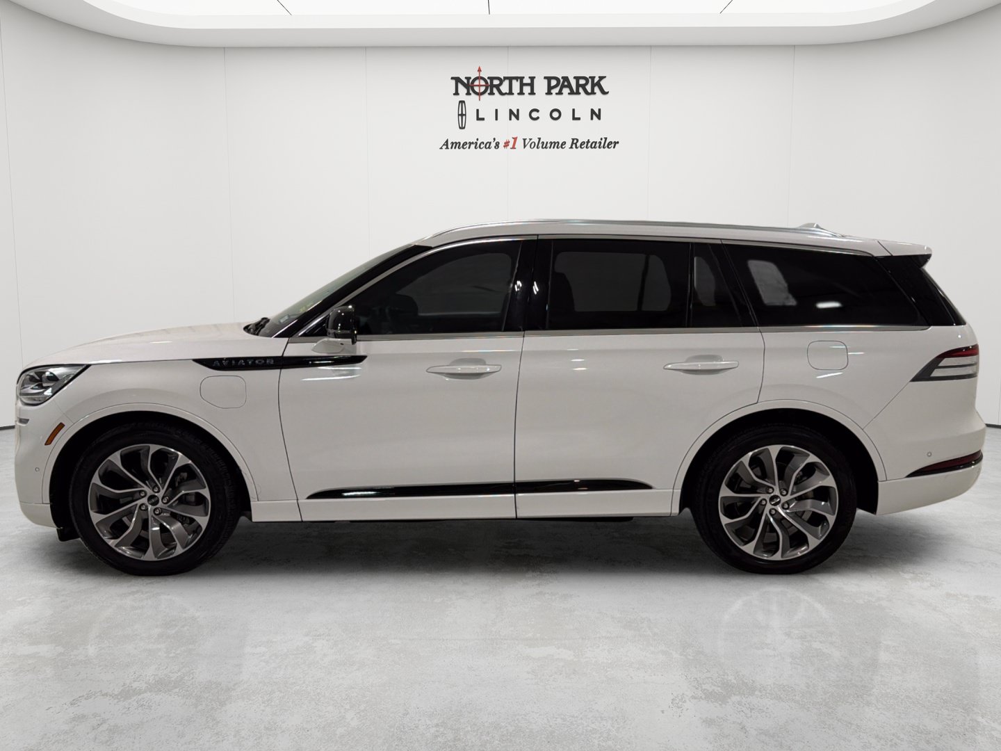 Used 2020 Lincoln Aviator Grand Touring w/ Equipment Group 302A AWD/4WD image 2