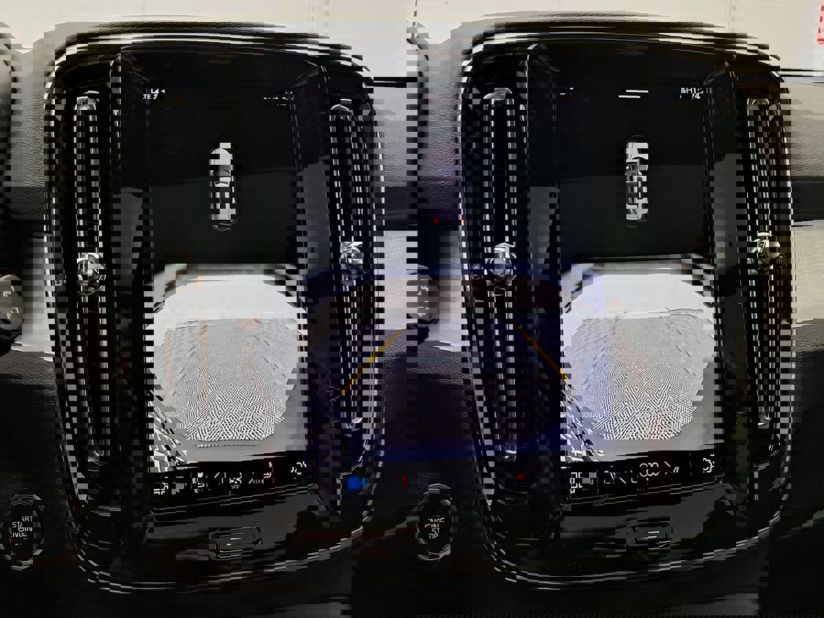 Used 2024 Volvo XC40 B5 Core image 18