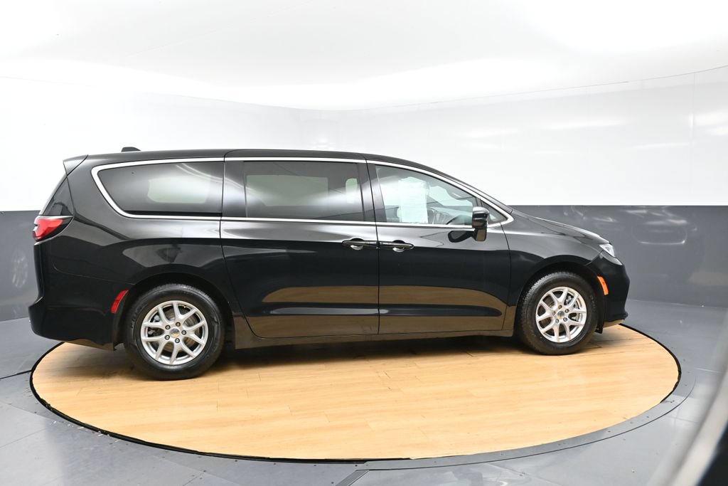 Used 2025 Chrysler Pacifica Select FWD image 43