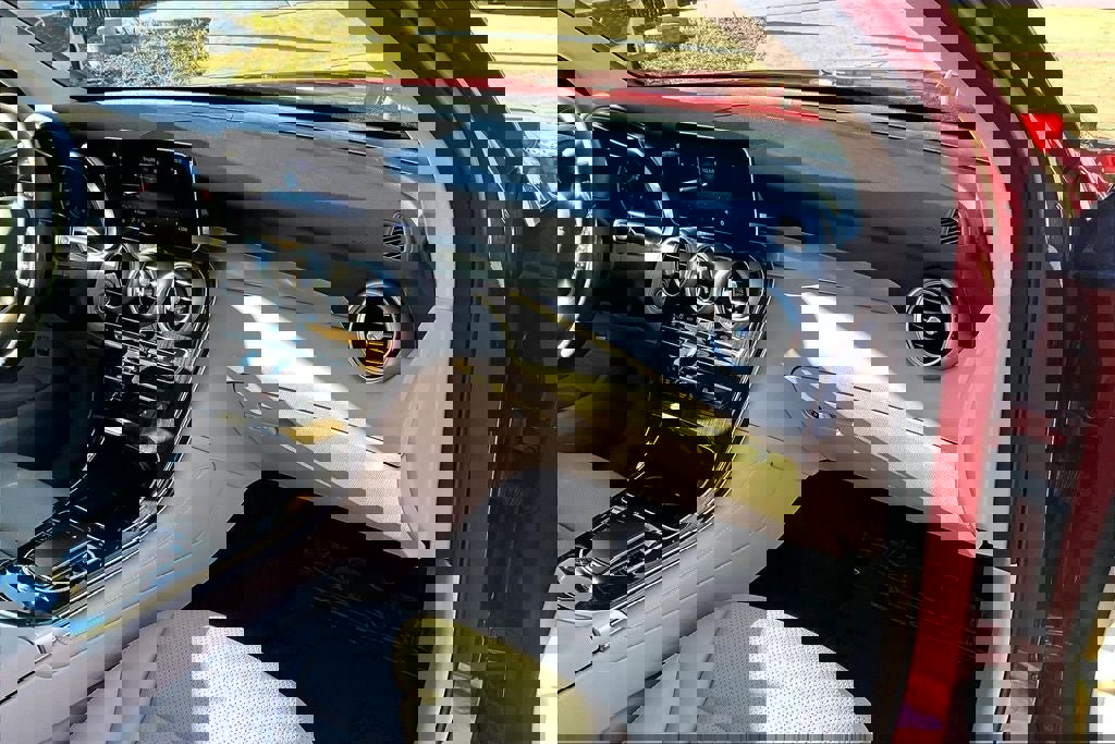 Used 2021 Mercedes-Benz GLC 300 4MATIC w/ Premium Package image 16