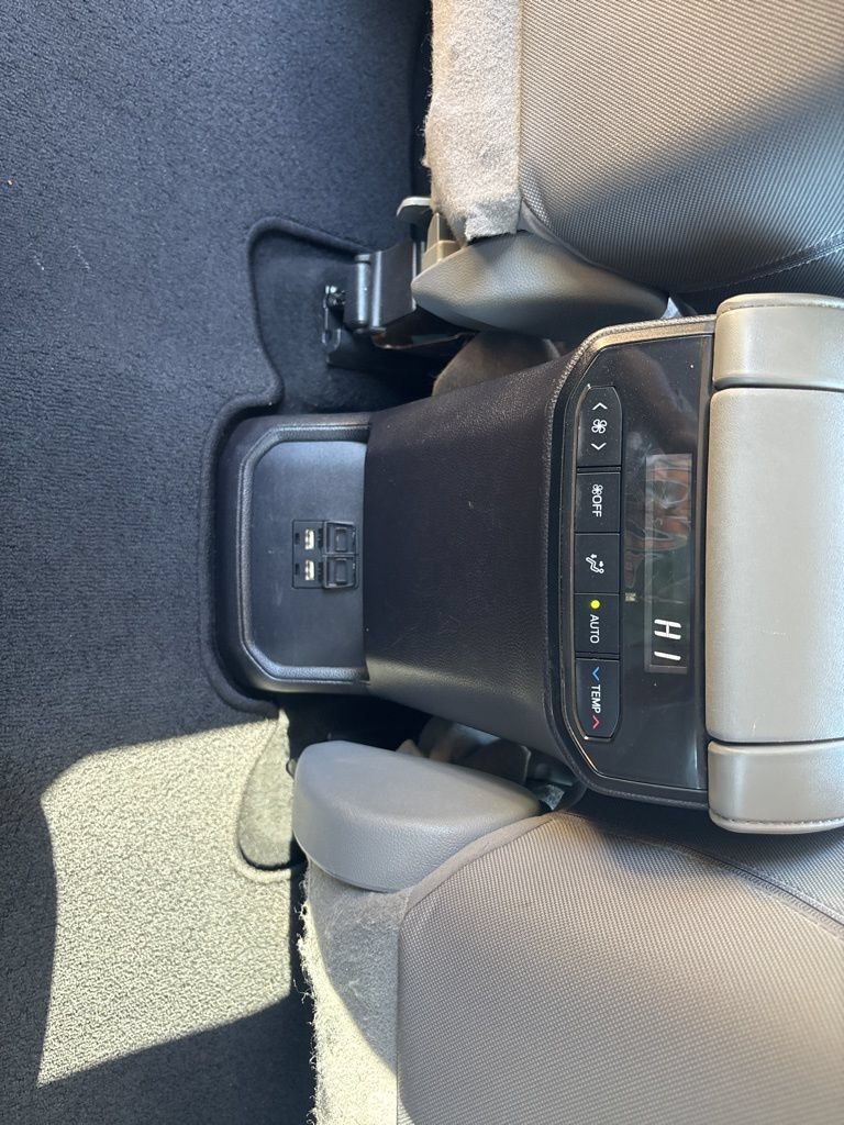 Used 2021 Toyota Highlander LE FWD image 43