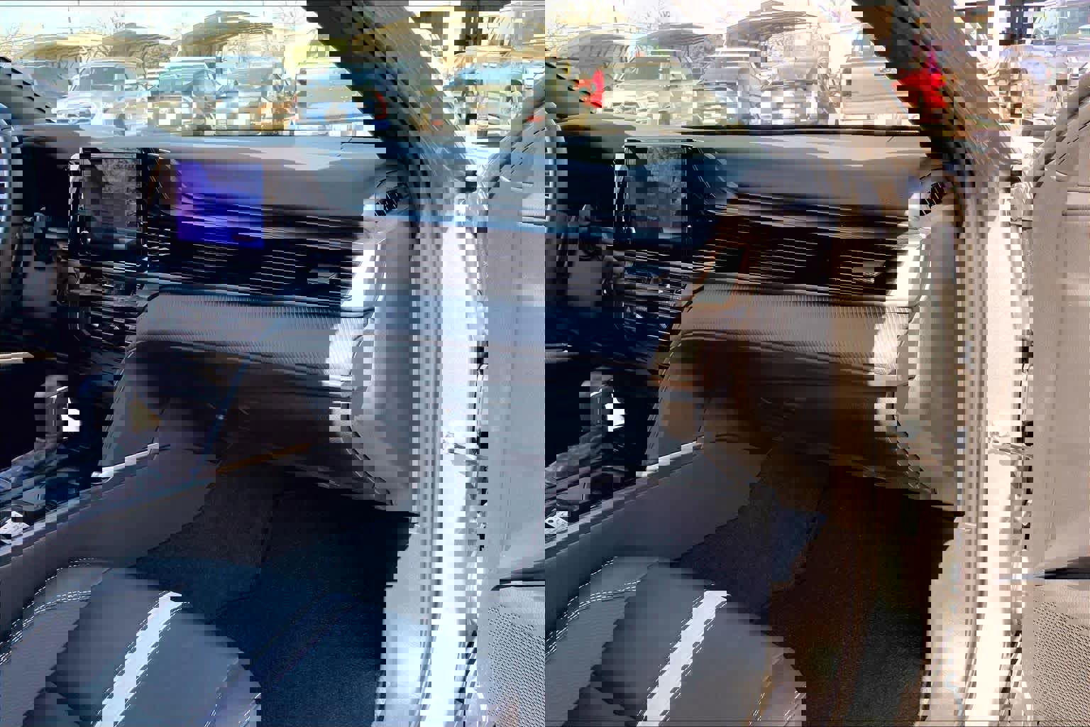 Used 2025 Toyota Camry SE w/ Convenience Package image 18