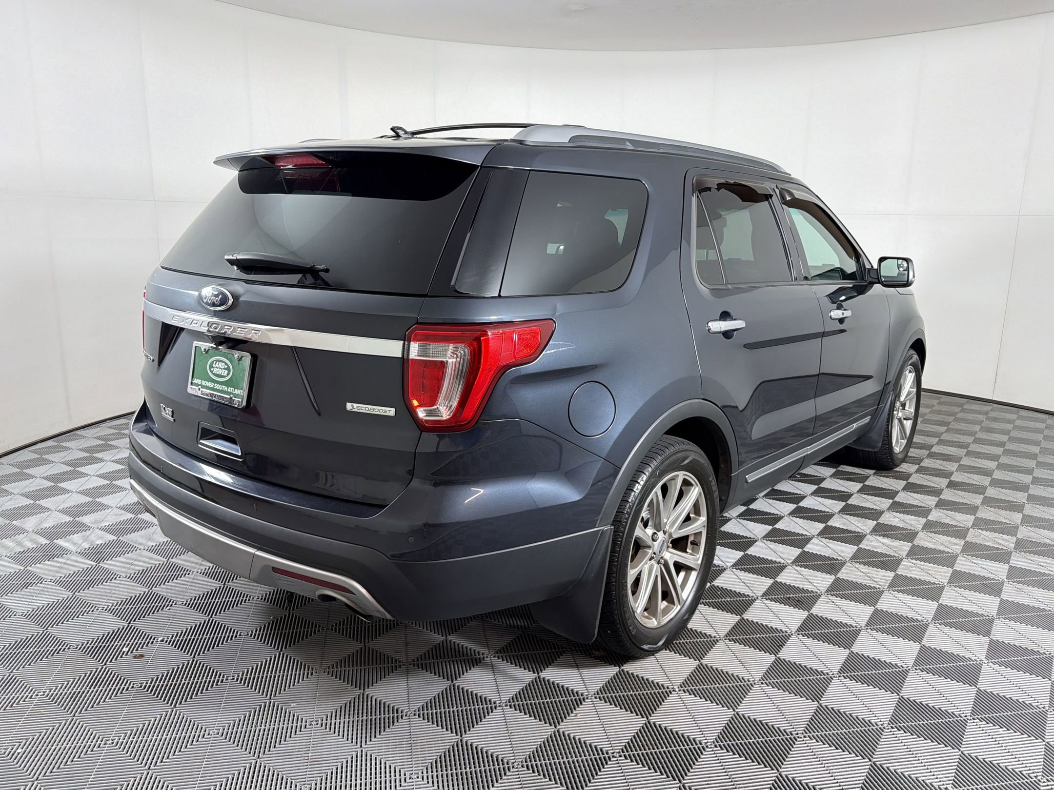 Used 2017 Ford Explorer Limited w/ Class II Trailer Tow Package FWD image 9