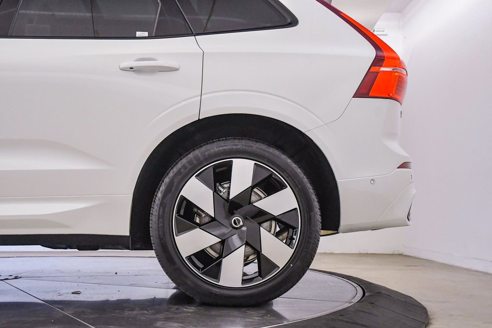 Used 2025 Volvo XC60 T8 Plus w/ Protection Package Premier image 10