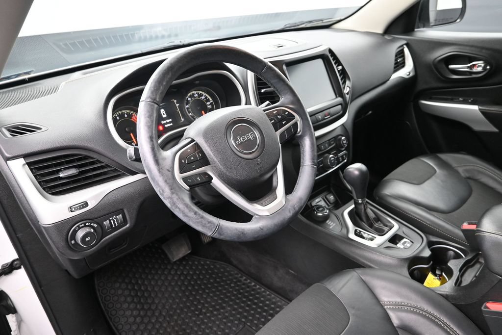 Used 2018 Jeep Cherokee Latitude Plus w/ Cold Weather Group AWD/4WD image 12