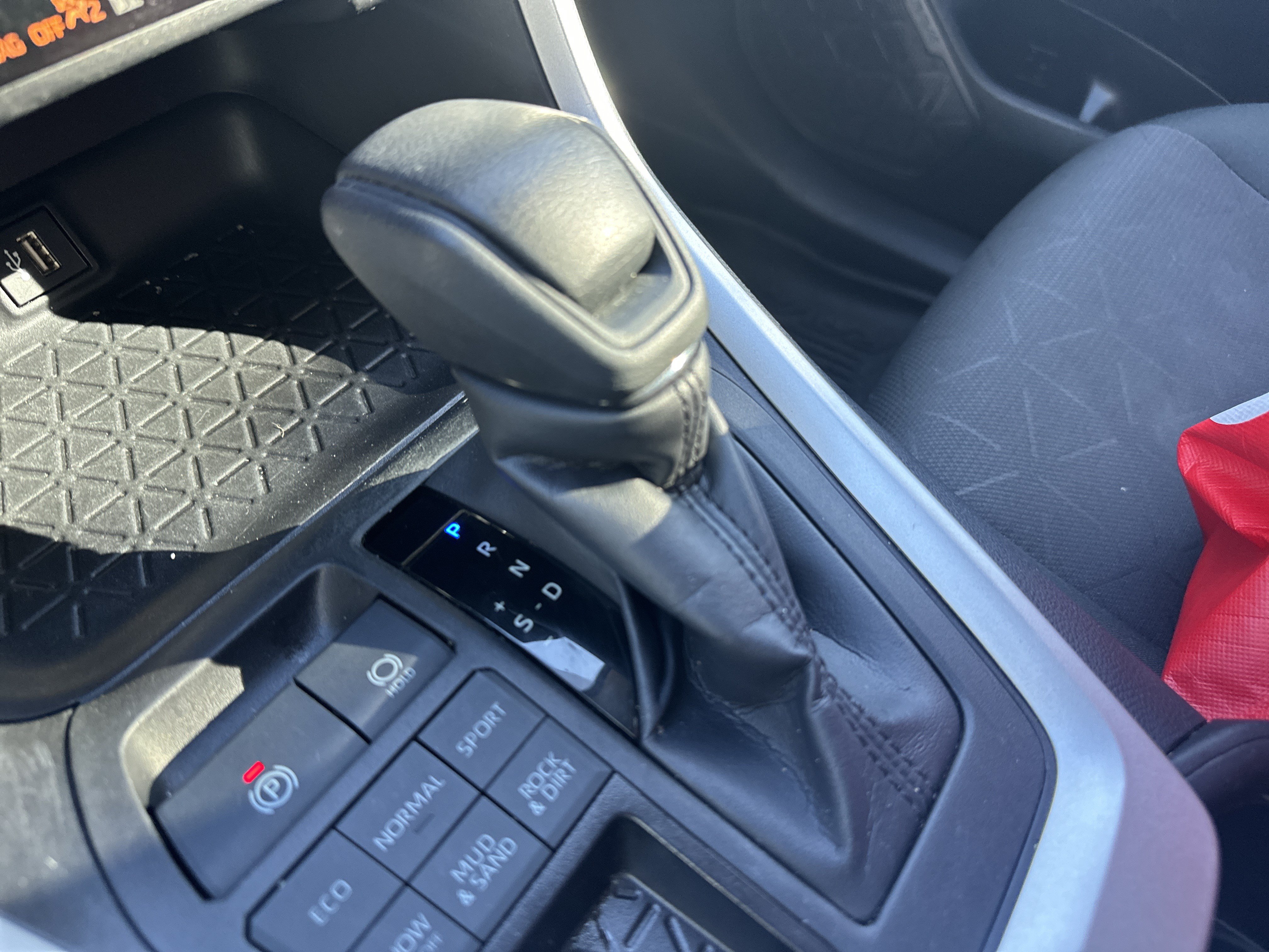 Used 2024 Toyota RAV4 XLE AWD/4WD image 25
