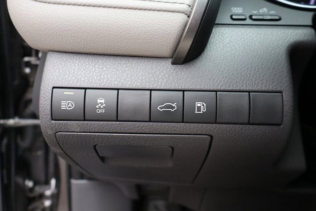 Used 2018 Toyota Camry XLE image 10