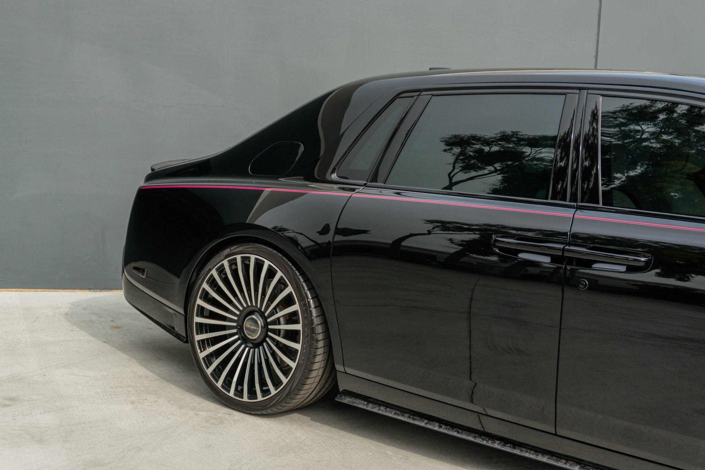 Used 2023 Rolls-Royce Phantom Sedan image 32